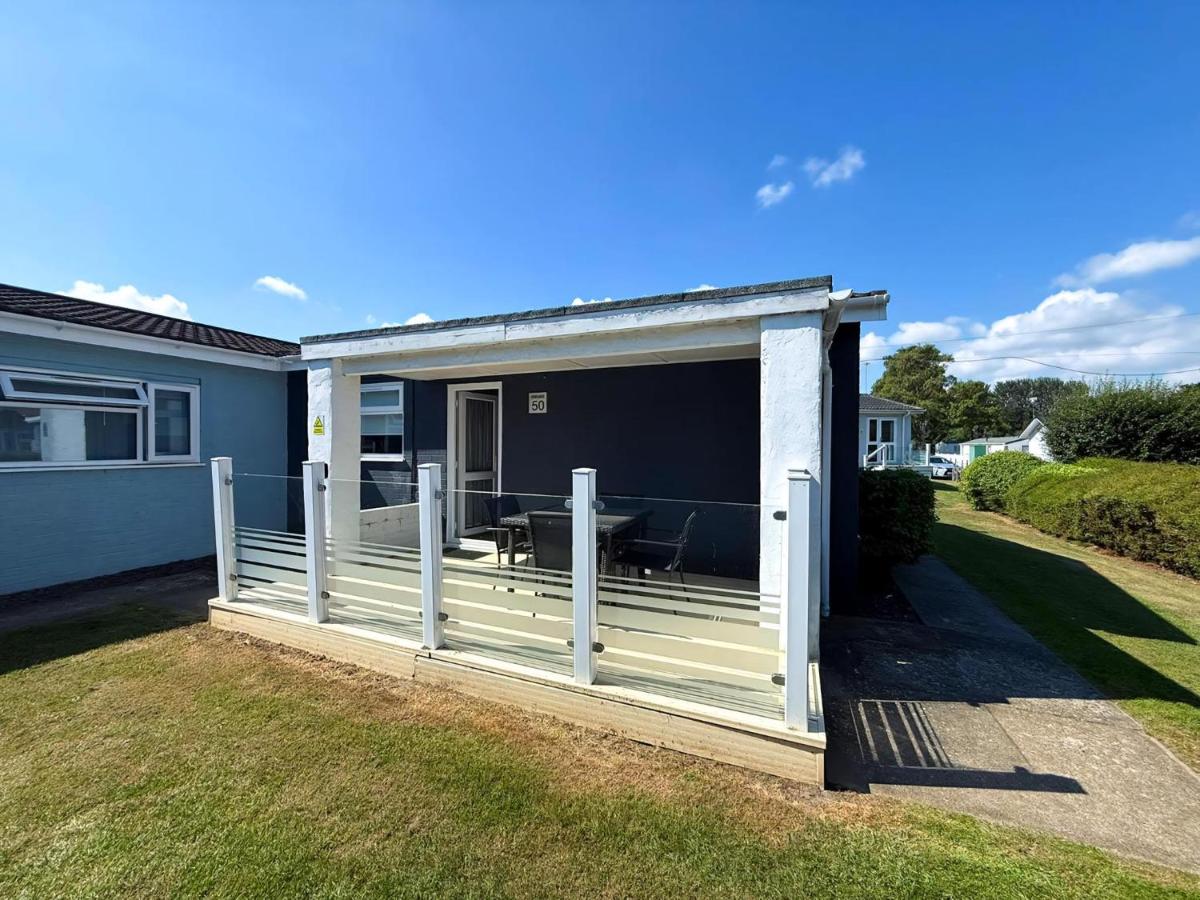 Dog Friendly Chalet With Outdoor Seating At Broadland Park And Marina Ref 12050B - Bed and Breakfast Lowestoft