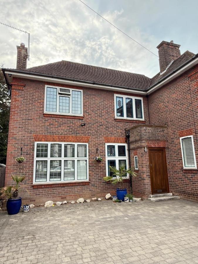 Spacious 6 Bedroom house, Luton - B&B Luton