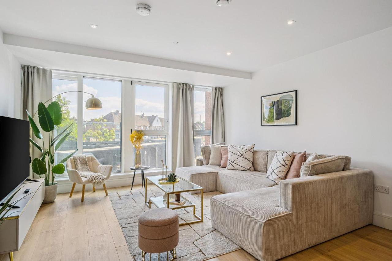 Luxury Apartment - West Wimbledon with Cinema & Game Room, Gym, Parking - Chambres d'hôtes New Milton