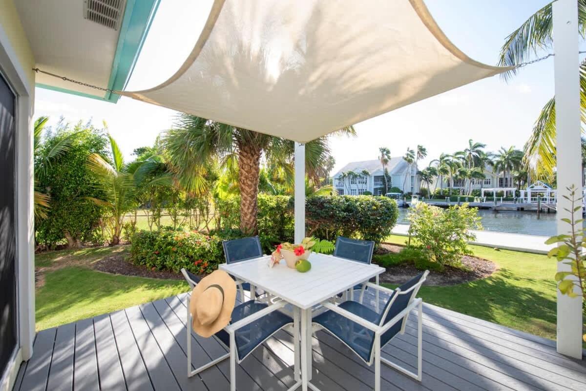Snug Harbour View #1 - 1BR Canal Front Condo by Seven Mile Beach - B&B George Town