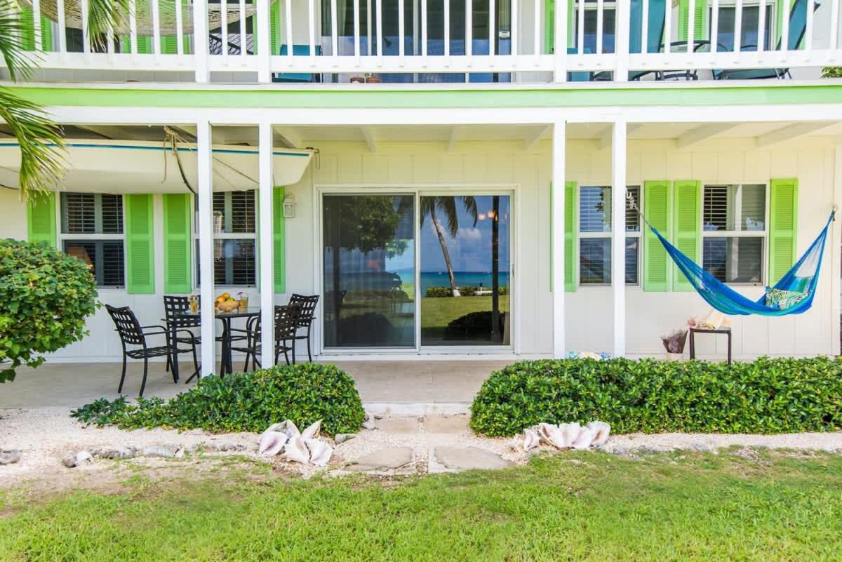 Cocoplum #3 - 2BR Oceanfront Condo on Seven Mile Beach - Bed and Breakfast Georgetown