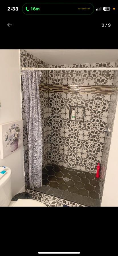 Brand new bedroom with Tv next JHU - B&B