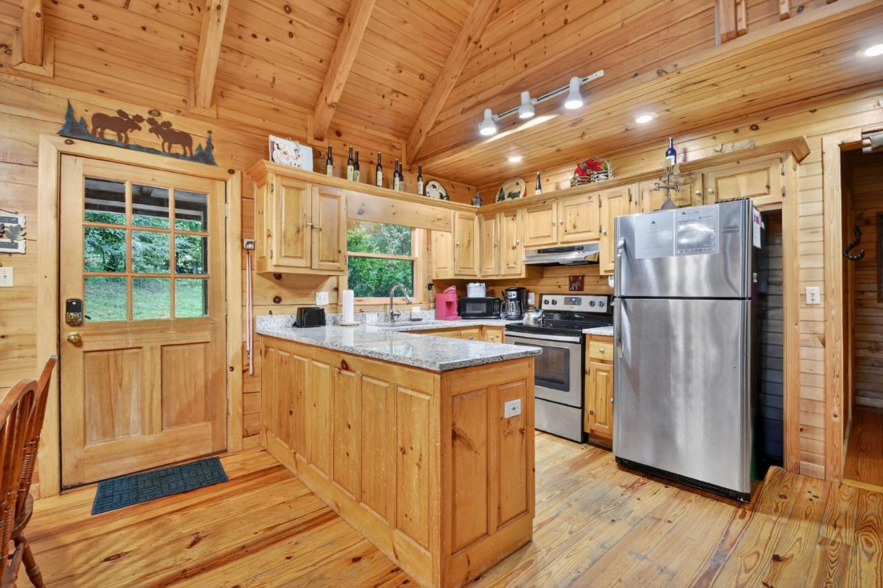Our Favorite Place - Unwind in the Hot Tub or Relax by the Creekside Firepit - Chambres d'hôtes Blue Ridge