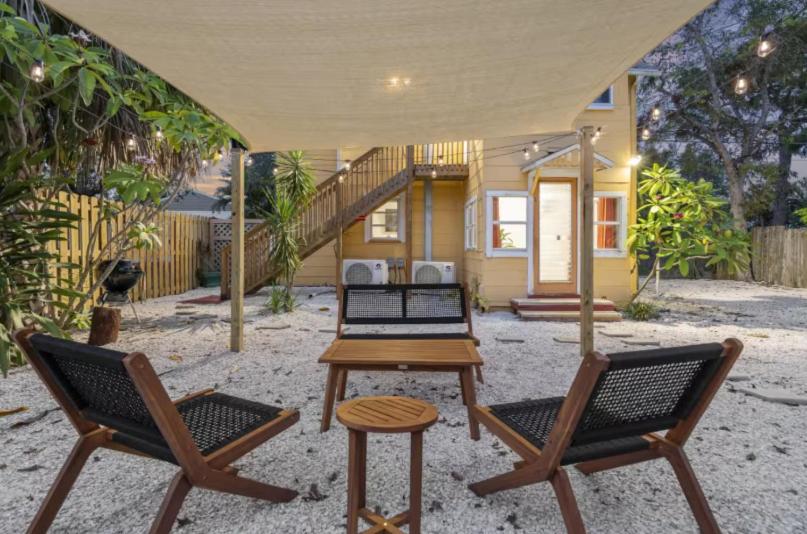 1BD Walk to Central Ave Beaches Dining Shops - Bed and Breakfast St. Petersburg