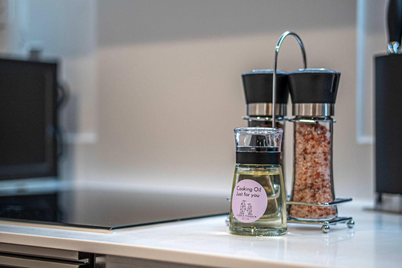 Unique 2-Bed, 2-Bath Apartment with Private Terrace, Near Leeds Bus Station & City Centre - Ferienwohnung Leeds