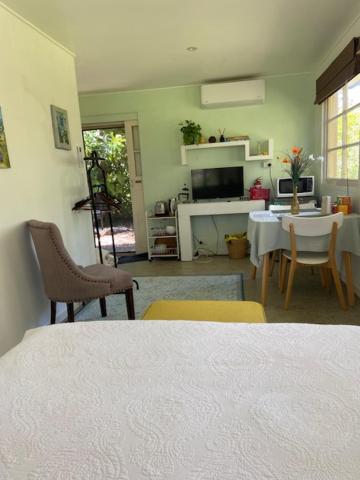 Zimmer mit Queensize-Bett und Gartenblick