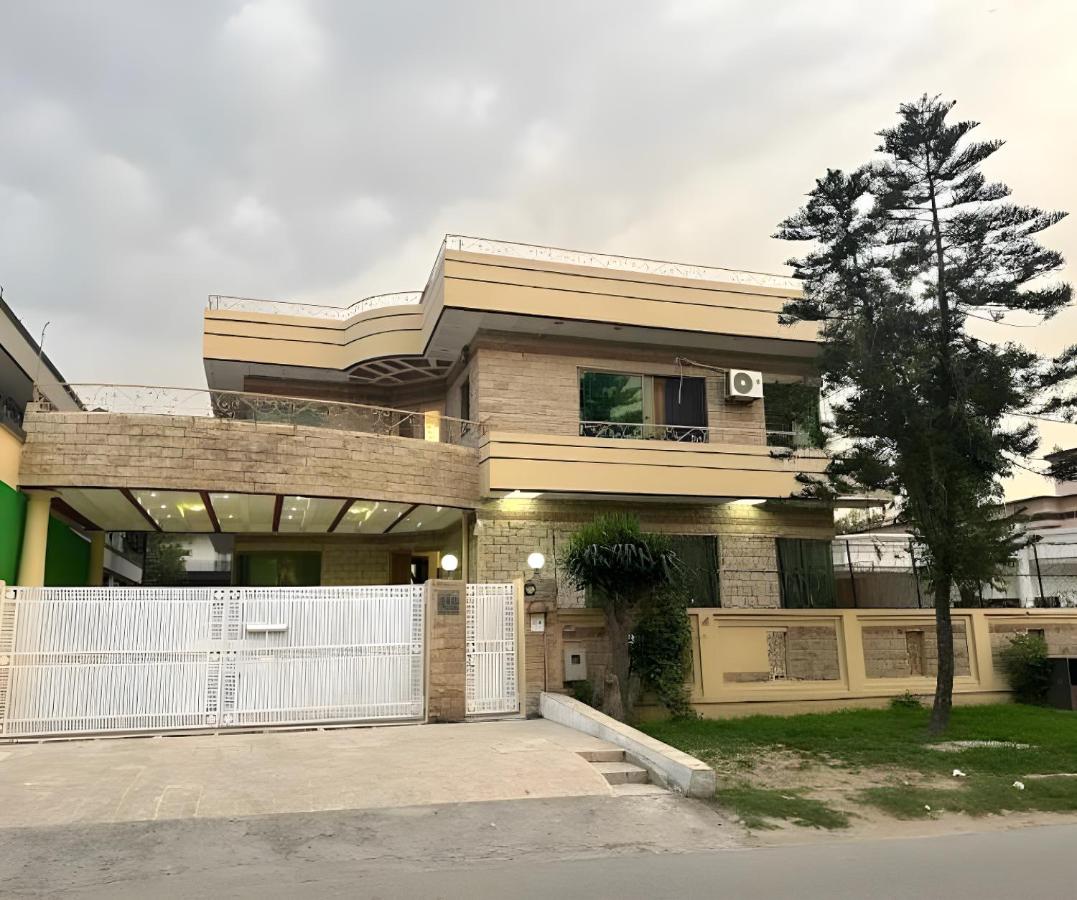 Decent Luxury Guest House F-11 - Bed and Breakfast Islamabad