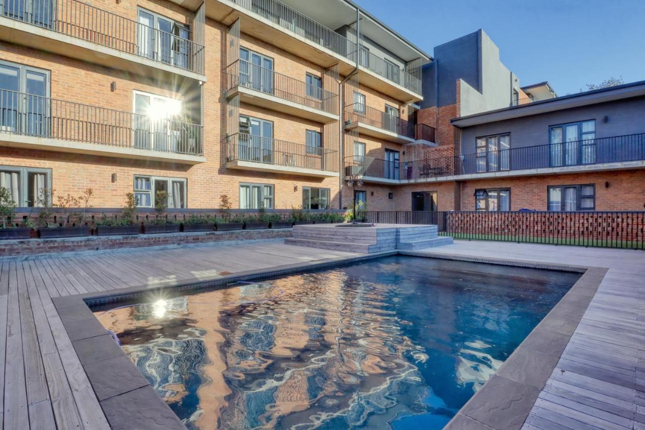 Modern Luxury 1BR in Hyde Park - Bed and Breakfast Johannesburg