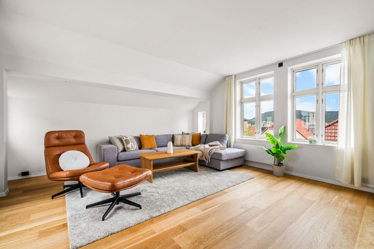 Spacious Gem In Old Town I NEW 2025 I 3 Bed 2 Bath - Ferienwohnung Bergen