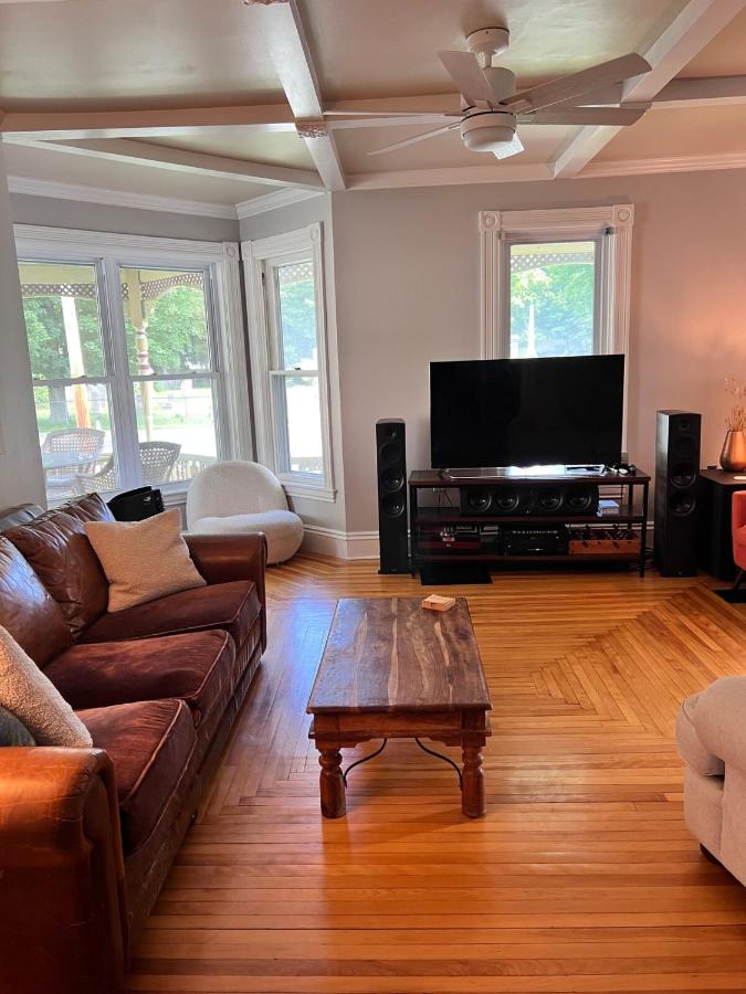 Historic 4 Bed 2 Bath Victorian Estate Fast Wifi - Chambres d'hôtes Fair Haven