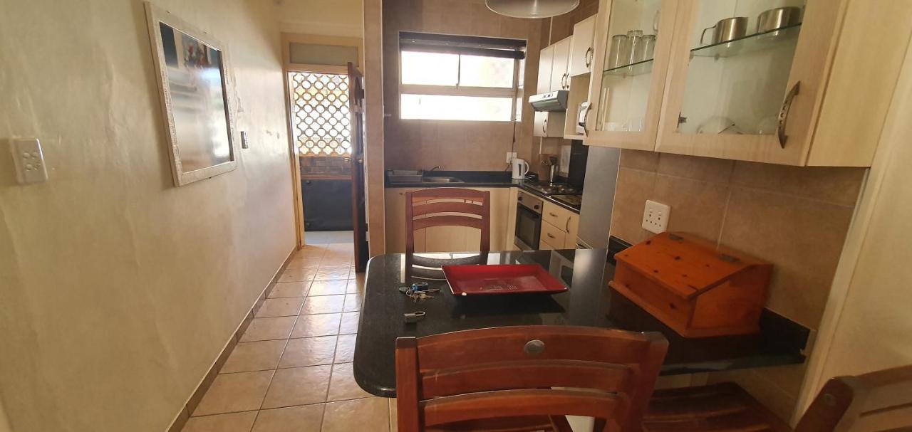 Beachfront Bachelor Apartment Amanzimtoti - Ferienwohnung eManzimtoti