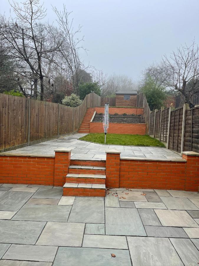 Spacious 5 Bedroom Home, FREE Parking, Wi-Fi & Garden - Bed and Breakfast Reading