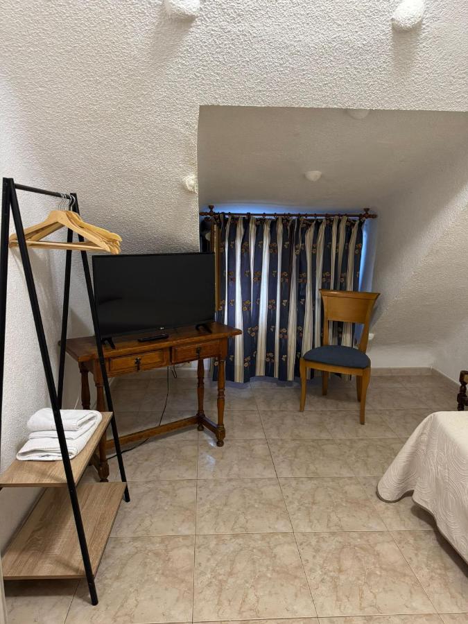 Basic Single Room with Shared Bathroom