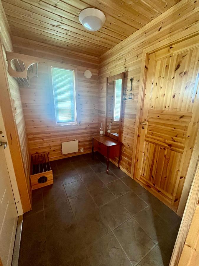 Cabin in scenic surroundings in Senja - Bed and Breakfast Nedre Langnes