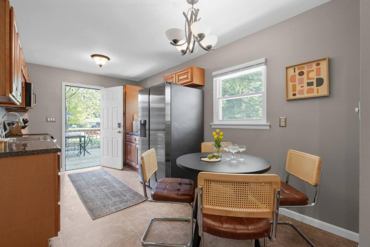 Spacious 5BR Firepit with Deck Near OSU and More - Bed and Breakfast Columbus