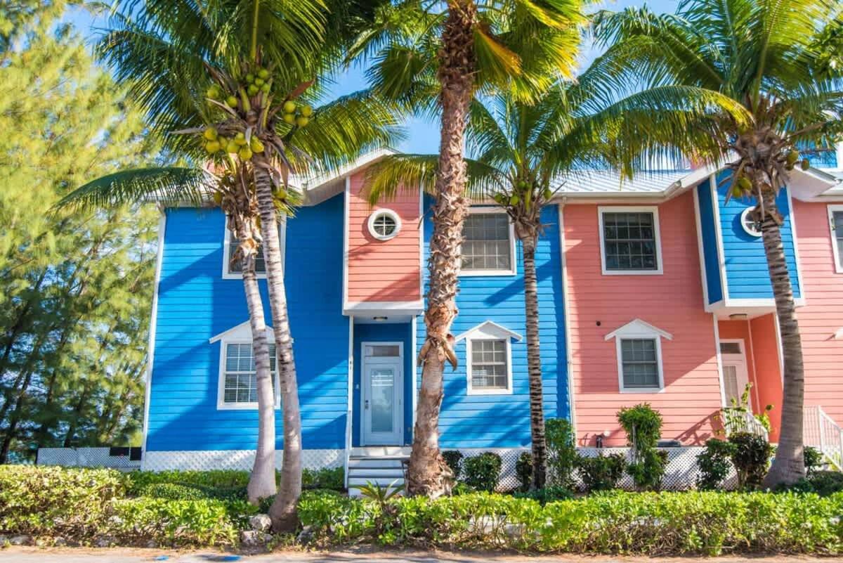 Cayman Paradise Villa #1 - 4BR Oceanfront, Pool & Quiet East End - Chambres d'hôtes East End