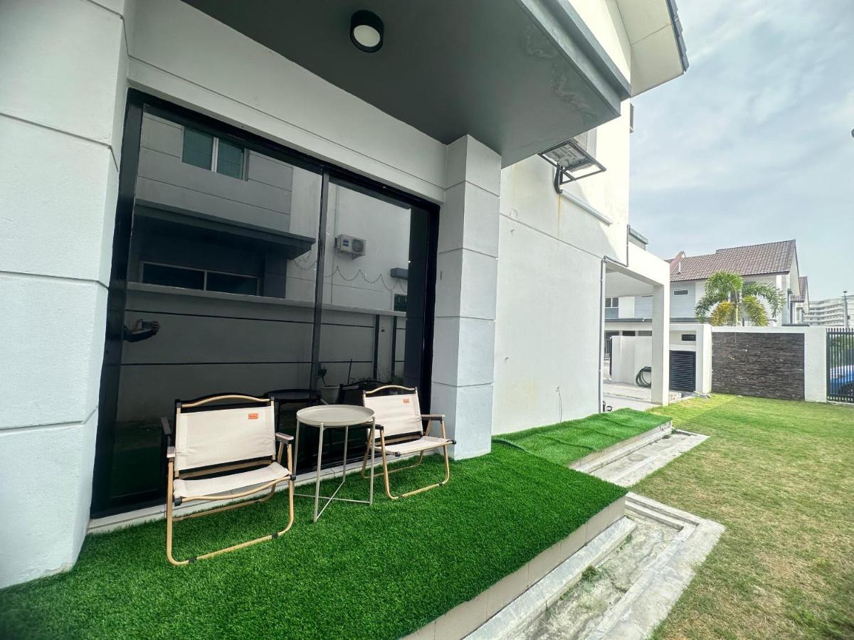Homestay Rindu Houz, 4 Bedrooms All Aircond, Bandar Mahkota Banting - B&B Banting
