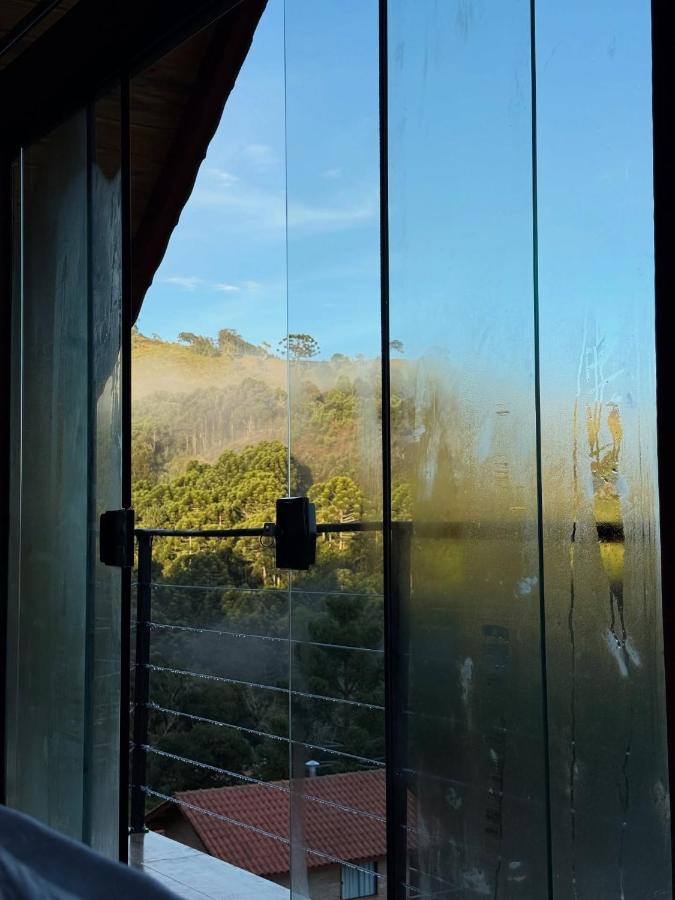 Zimmer mit Kingsize-Bett und Bergblick