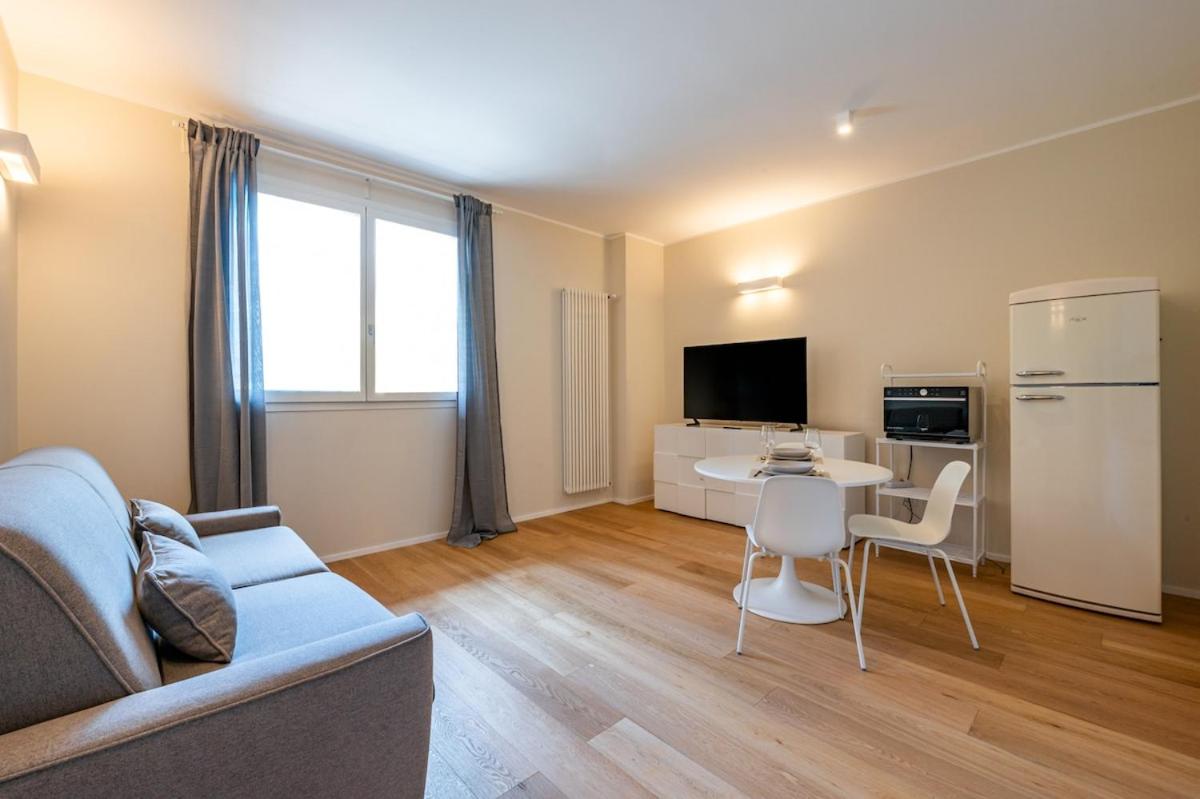 Vaga's Nest - Modern Studio Apartment - Bed and Breakfast Milaan
