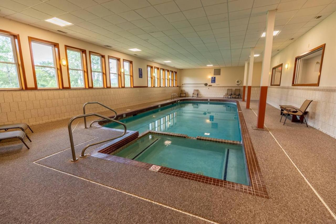 Loon South Peak Riverfront 1Bd Hot Tub & Pool - B&B Lincoln