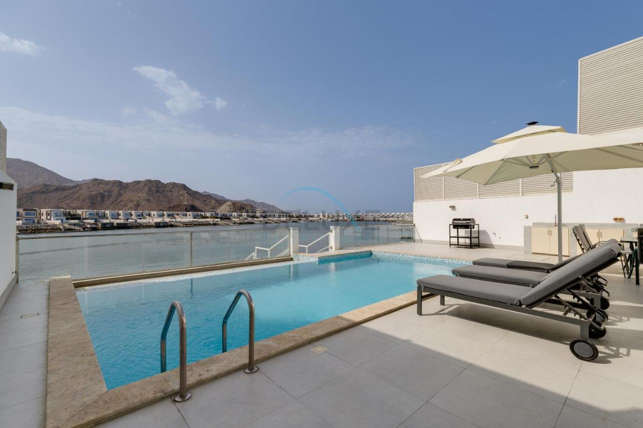 Coastal Escape with Private Pool, Breathtaking Sea And Mountain Views, Near Al Aqah Beach - Al Dana Island, Fujairah by Deluxe Holiday Homes - Ferienwohnung Fudschaira