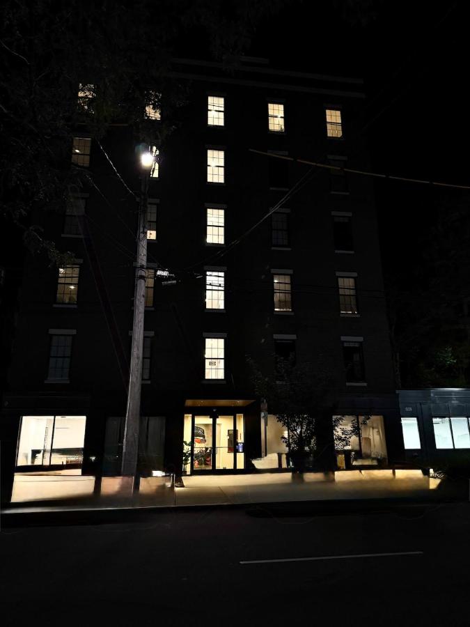 Modern & Spacious 2BR Apartment with Gym & Parking - B&B New Haven