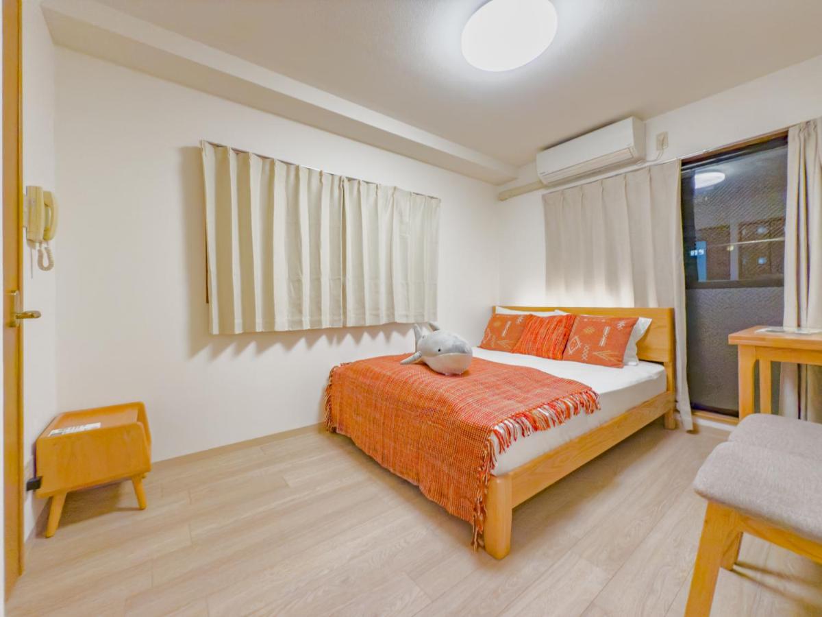 Habitación con cama grande y balcón