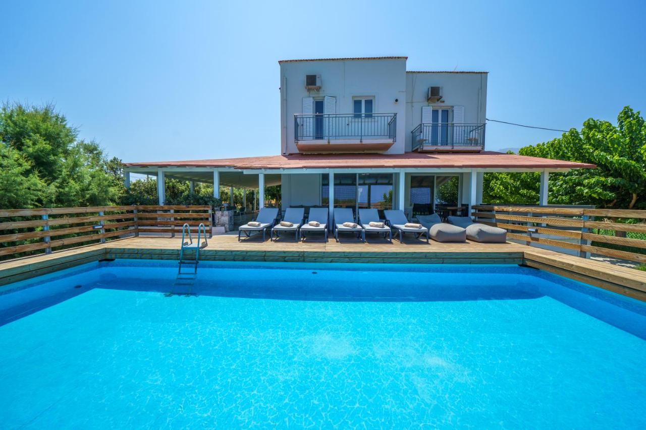 Alkioni Villa, Steps from the Sea - B&B Dhrámia