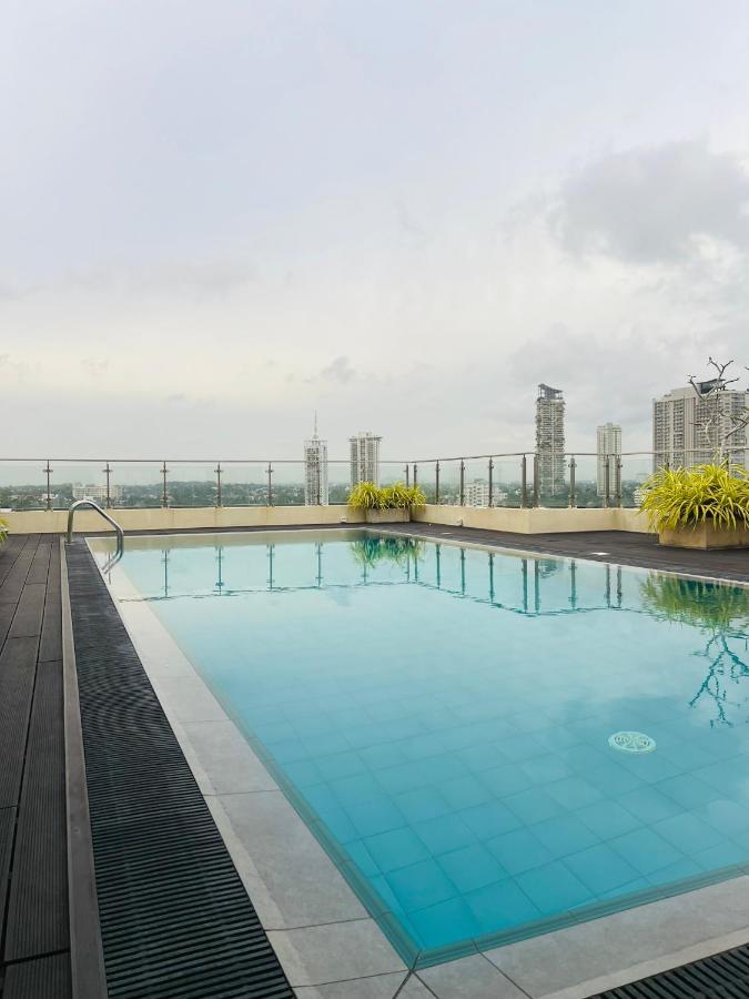 SKYLINE SUITE Luxury Penthouse at The Highness Rajagiriya - Chambres d’hôtes Rajagiriya