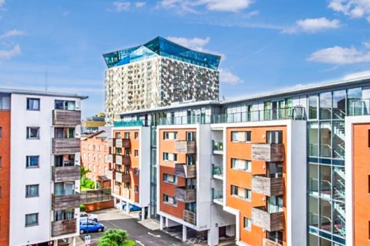 Modern City Apartment Near Bull Ring Shopping Centre New Street Train Station Digbeth Coach Station Ace Apartment - Bed and Breakfast Birmingham