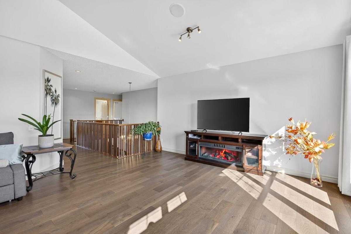 Luxury Home with 5 BR, 9 Beds, 4BA, sleep 12, AC, Crib - Chambres d'hôtes Calgary