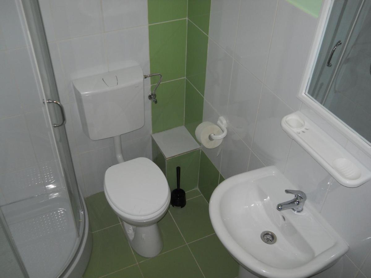 Doppel-/Zweibettzimmer mit Bad