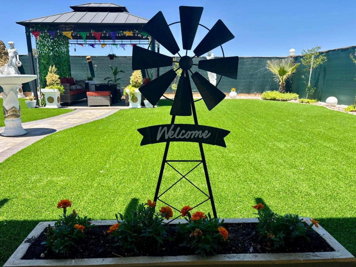 California 3-Bedroom Desert Escape With Garden - B&B Victorville