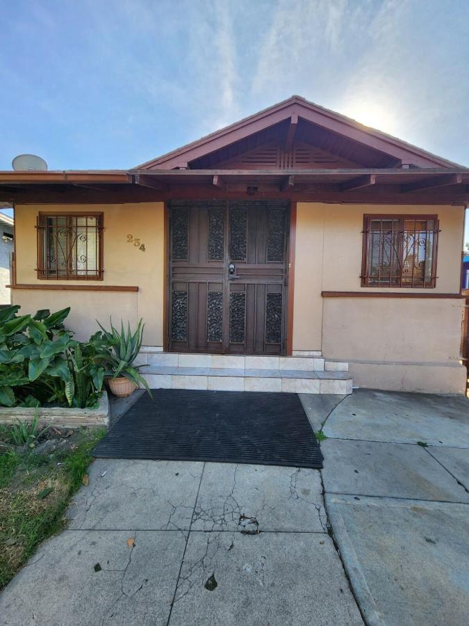 Entire Front House in Los Angeles - B&B Los Angeles