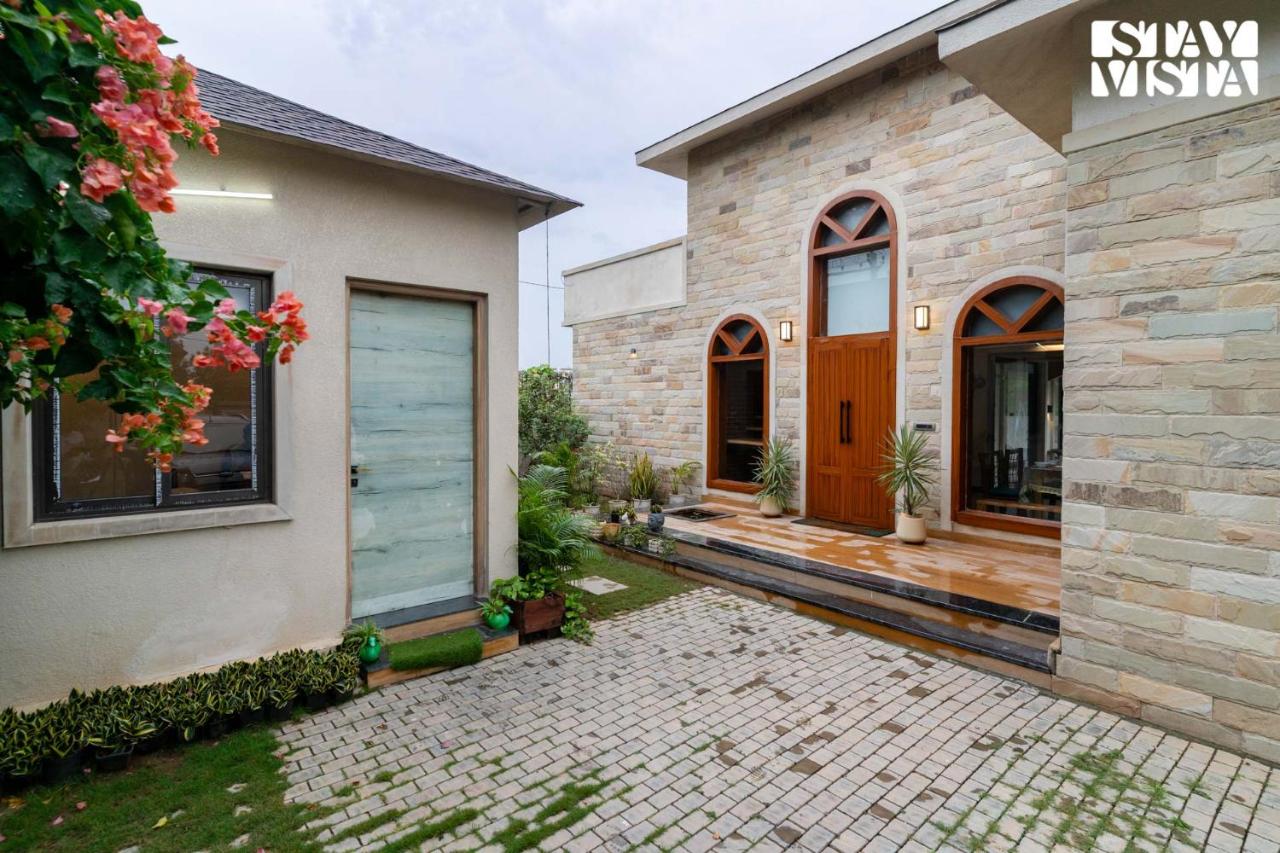 StayVista at Rustic Roots with Bonfire, Lawn - B&B Jaipur