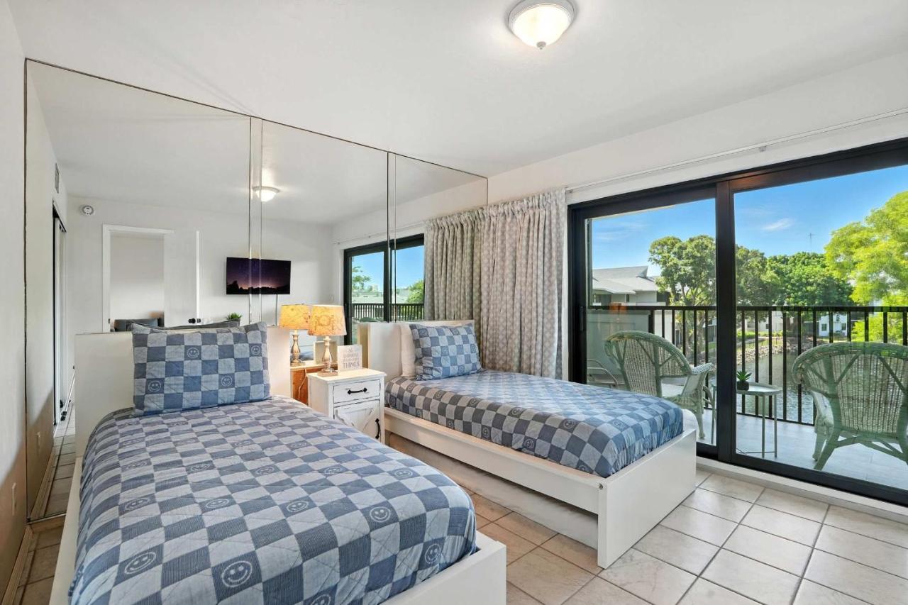 Beautiful Lake Views- Walk to Amenities - B&B Naples