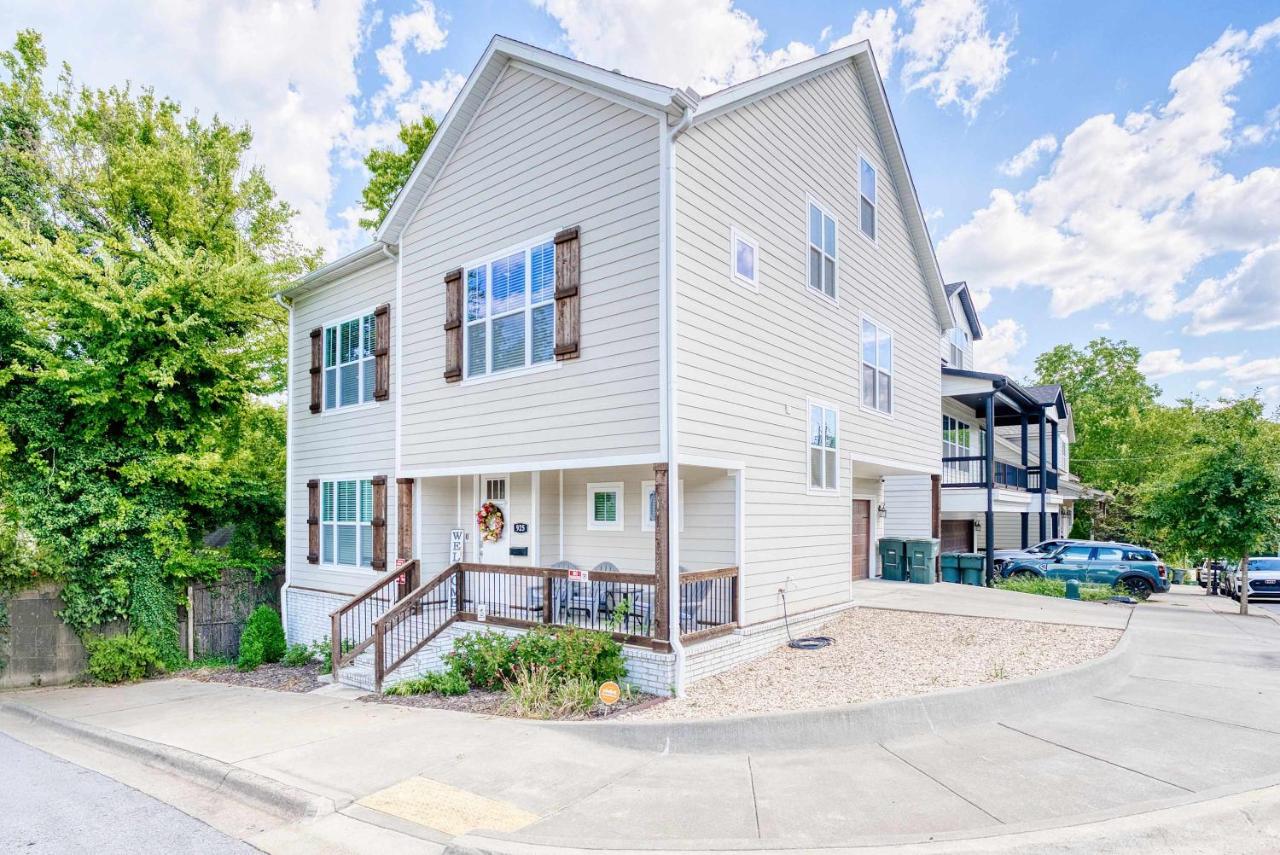 Walk-to-Campus 6BR Retreat - Steps to Razorback Stadium & UA - B&B Fayetteville