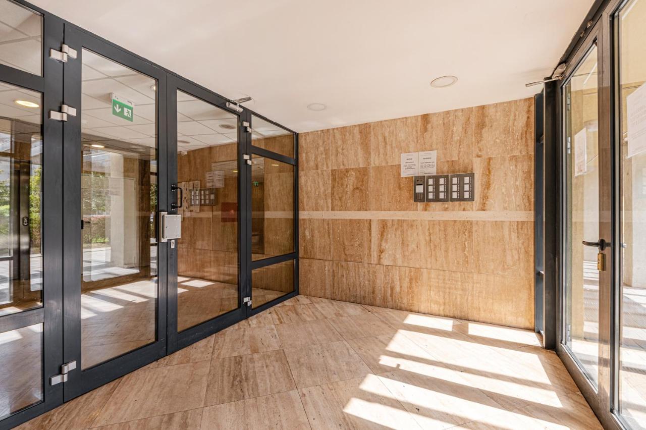 La Dolce Vita -Massage Shower Stay with AC, Balcony near the City Park - B&B Budapest