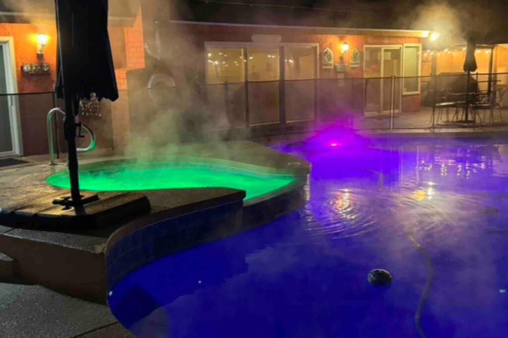 Family Friendly Close of Strip Hot Tub and Driveway - Chambres d’hôtes Las Vegas