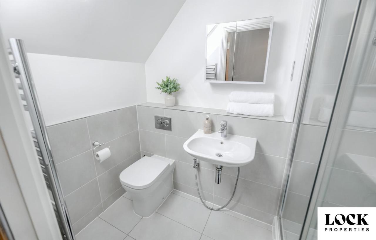Family & Contractor Friendly 3 bed house Sleeps 6 in Maidenhead - Ferienwohnung Maidenhead