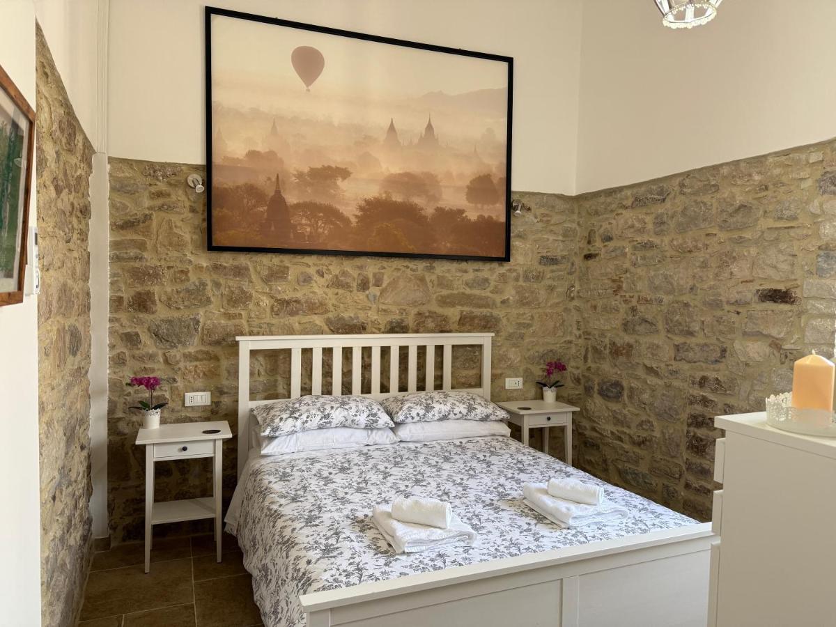 Habitación con cama extragrande.