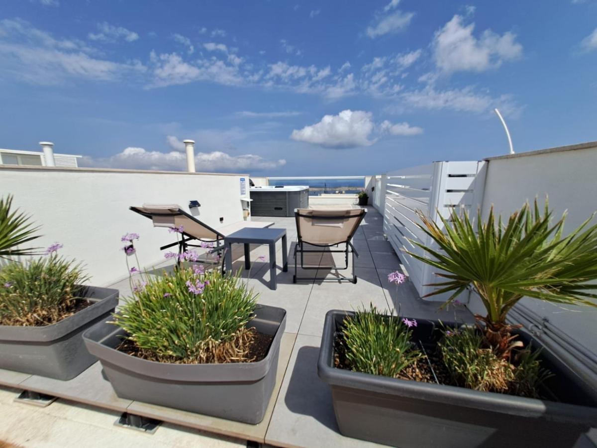 Mellieha Penthouse Seaviews Hot Tub By Homely - Chambres d’hôtes Mellieħa