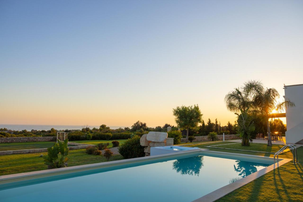 Villa Falcone - Luxury Pool Sea View - B&B Lido Marini