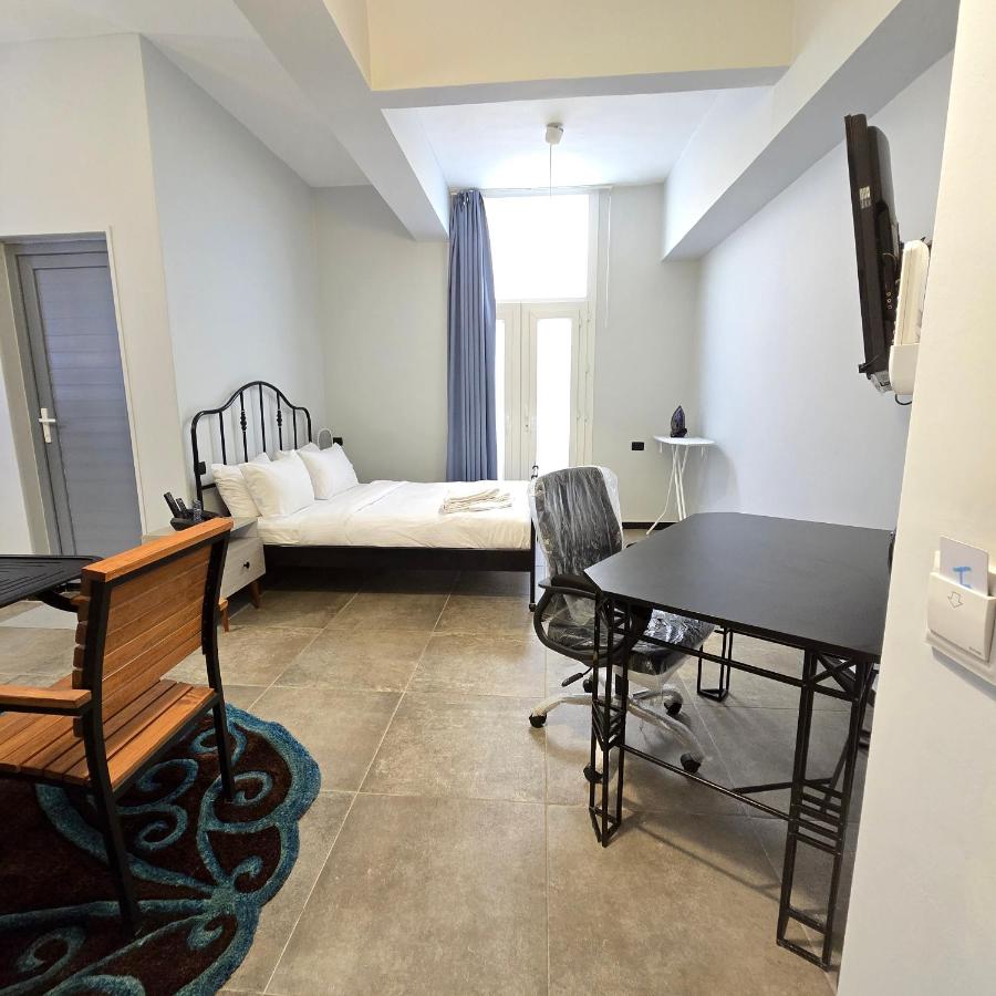 Studio met Queensize Bed