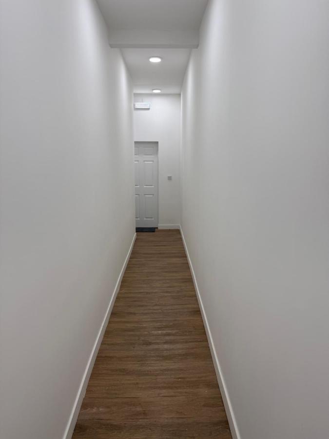 Modern East London Apartment with Private Studio & Guest Rooms-Near Bow, Victoria Park - B&B London