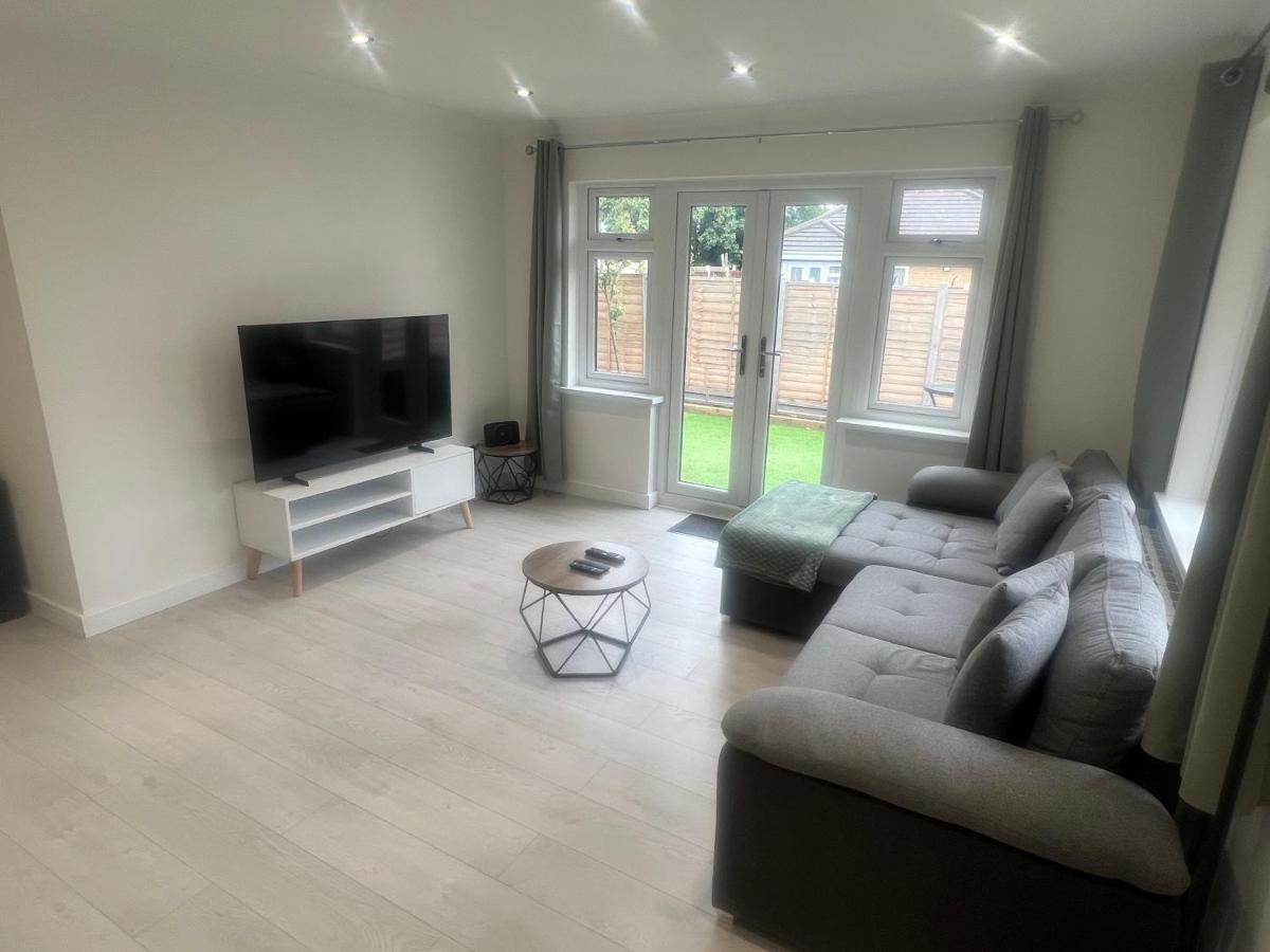 Rose Mews, Newly Refurbed Modern Interior with Garden - B&B Edmonton