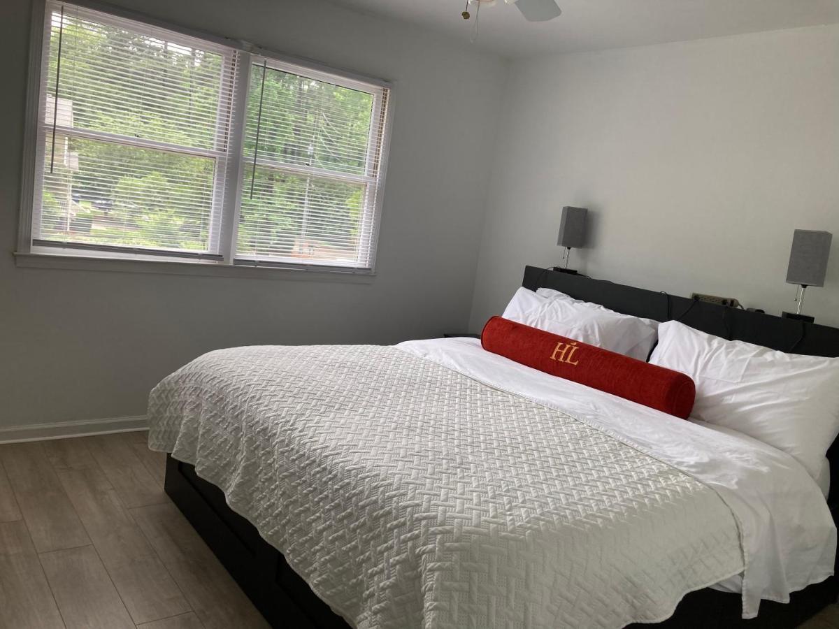 quiet 2 bedroom with fence and fire pit - B&B Raleigh