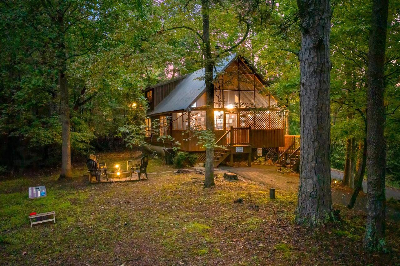 Secluded Cozy Cabin with Hot Tub & Fire Pit - B&B Pigeon Forge