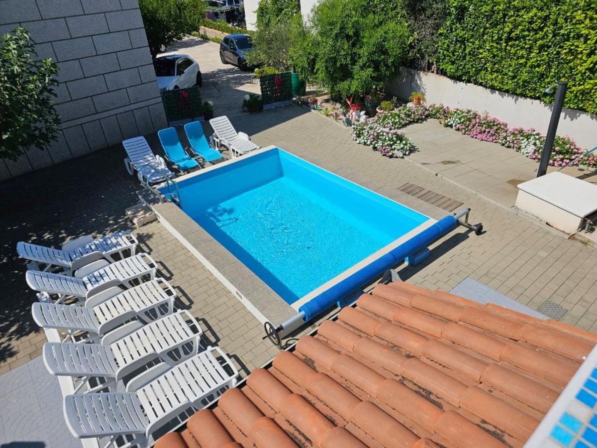 Holiday apartment in Tribunj with terrace, air conditioning, W-LAN 5034-1 - Chambres d'hôtes Tribunj