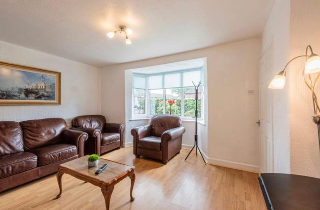 Great house close to tram station airport - B&B Wythenshawe